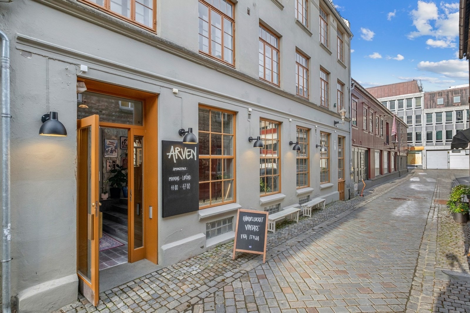 Arven i 1. etasje og kontorene i 2. etasje. Galleribilde