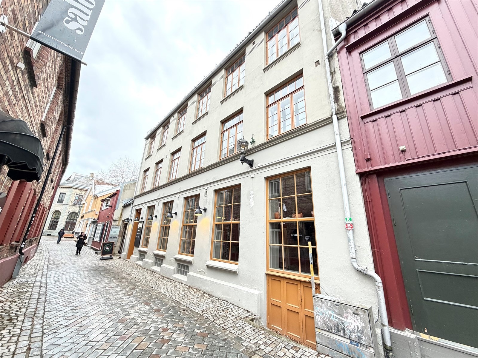 Det store kontoret har vindu mot Sommerveita. Galleribilde