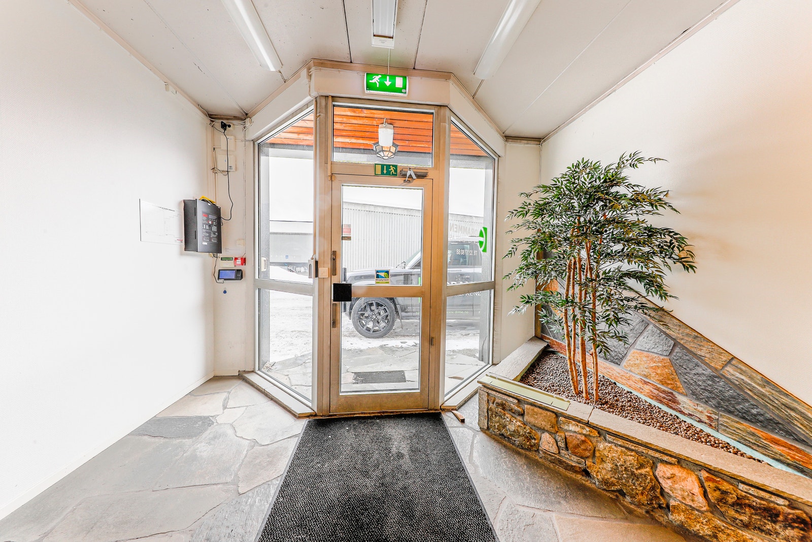 Det er et eget inngangsparti rettet mot kontorfasiliteter i 2.etg Galleribilde