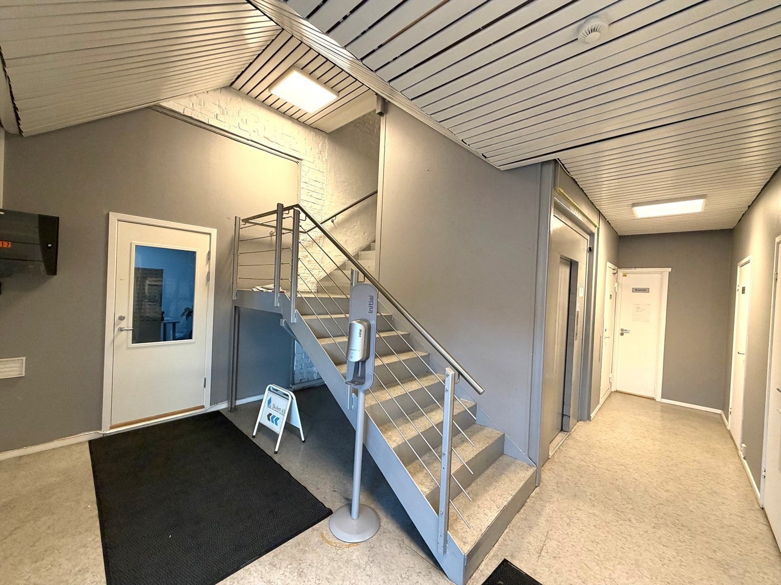 Inngangsparti med heis.jpg Galleribilde