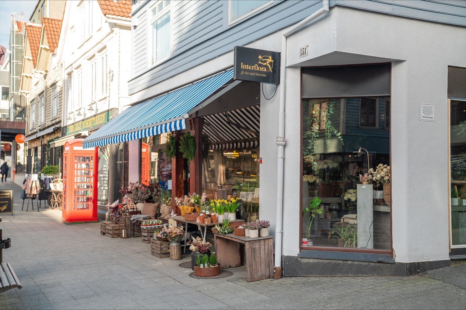 Flott beliggenhet med betydelig fottrafikk gjennom store deler av dagen, sørger for god synlighet og tilgjengelighet for kunder. Galleribilde