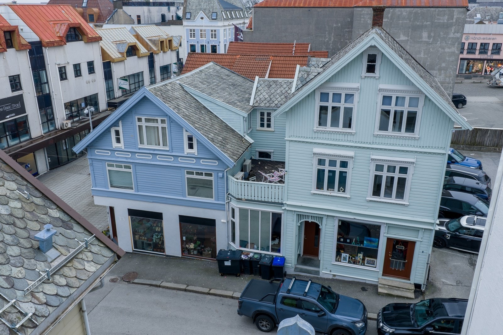 En flott næringseiendom på hjørne, fordelt på to bygg, med attraktiv og sentral beliggenhet i byens viktigste handlegate! Galleribilde