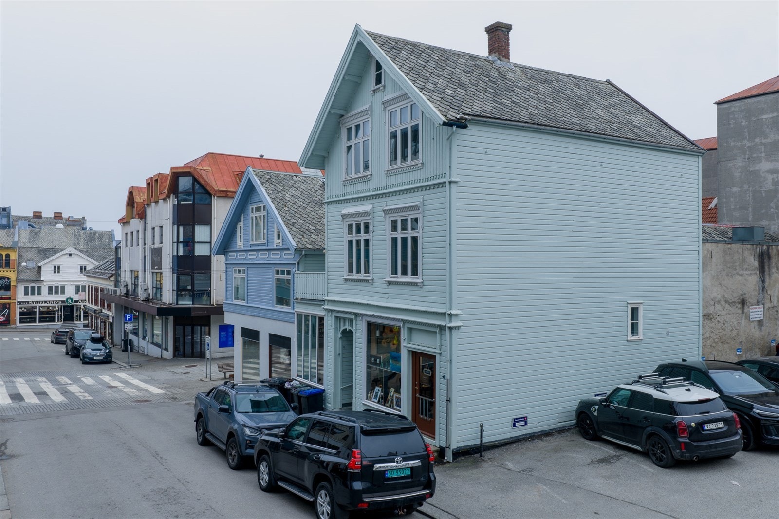 Eiendommen ligger i gangavstand til kollektivtransport, parkeringsmuligheter og andre sentrale funksjoner i sentrum. Galleribilde