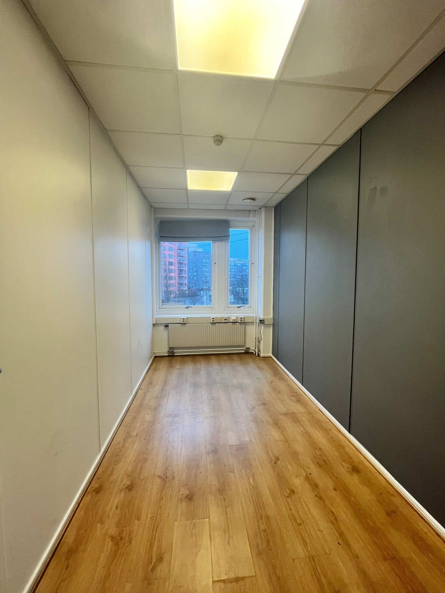 103 kvm med flere cellekontor og stort møterom i midten Galleribilde