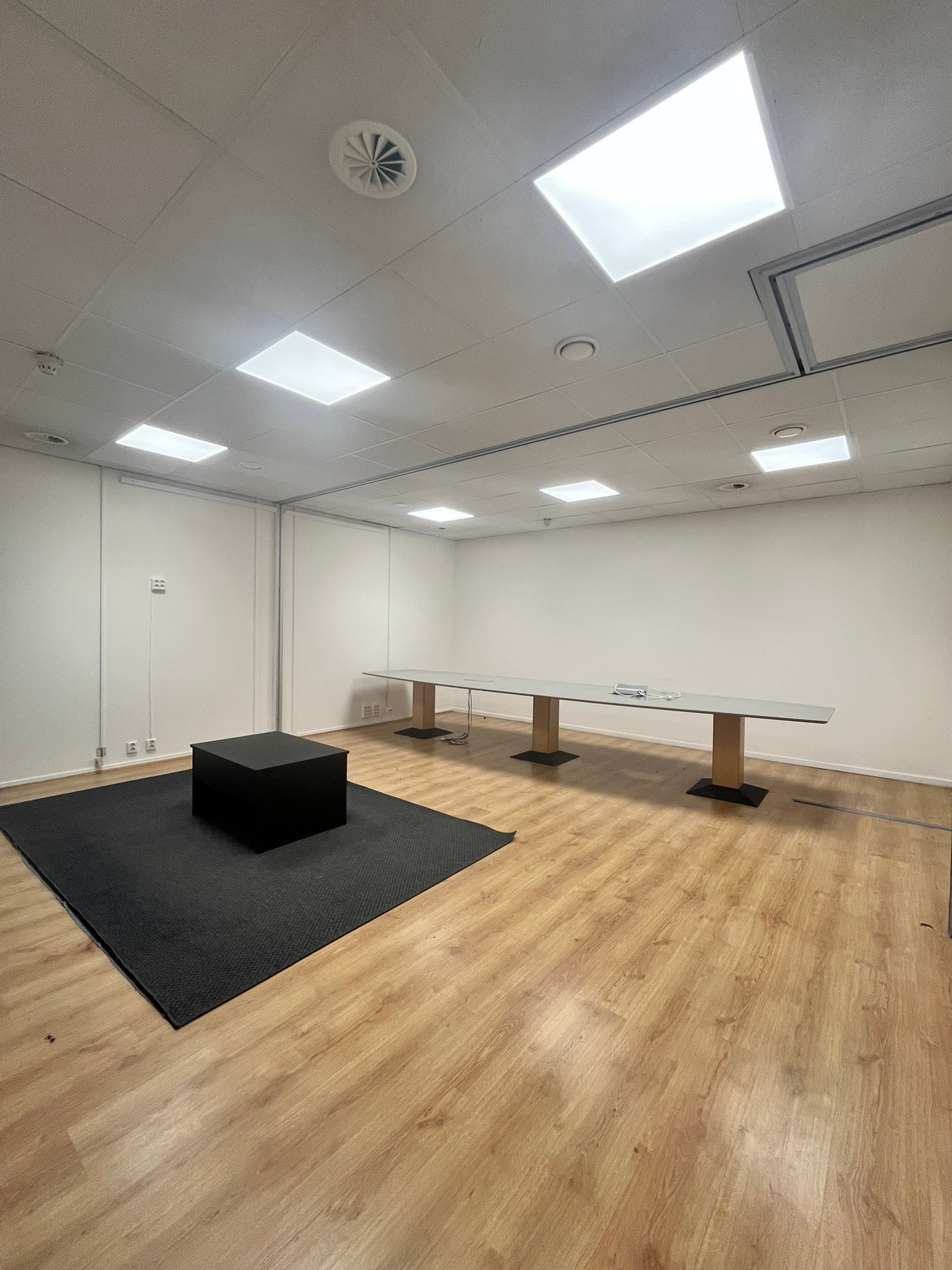 103 kvm med flere cellekontor og stort møterom i midten Galleribilde