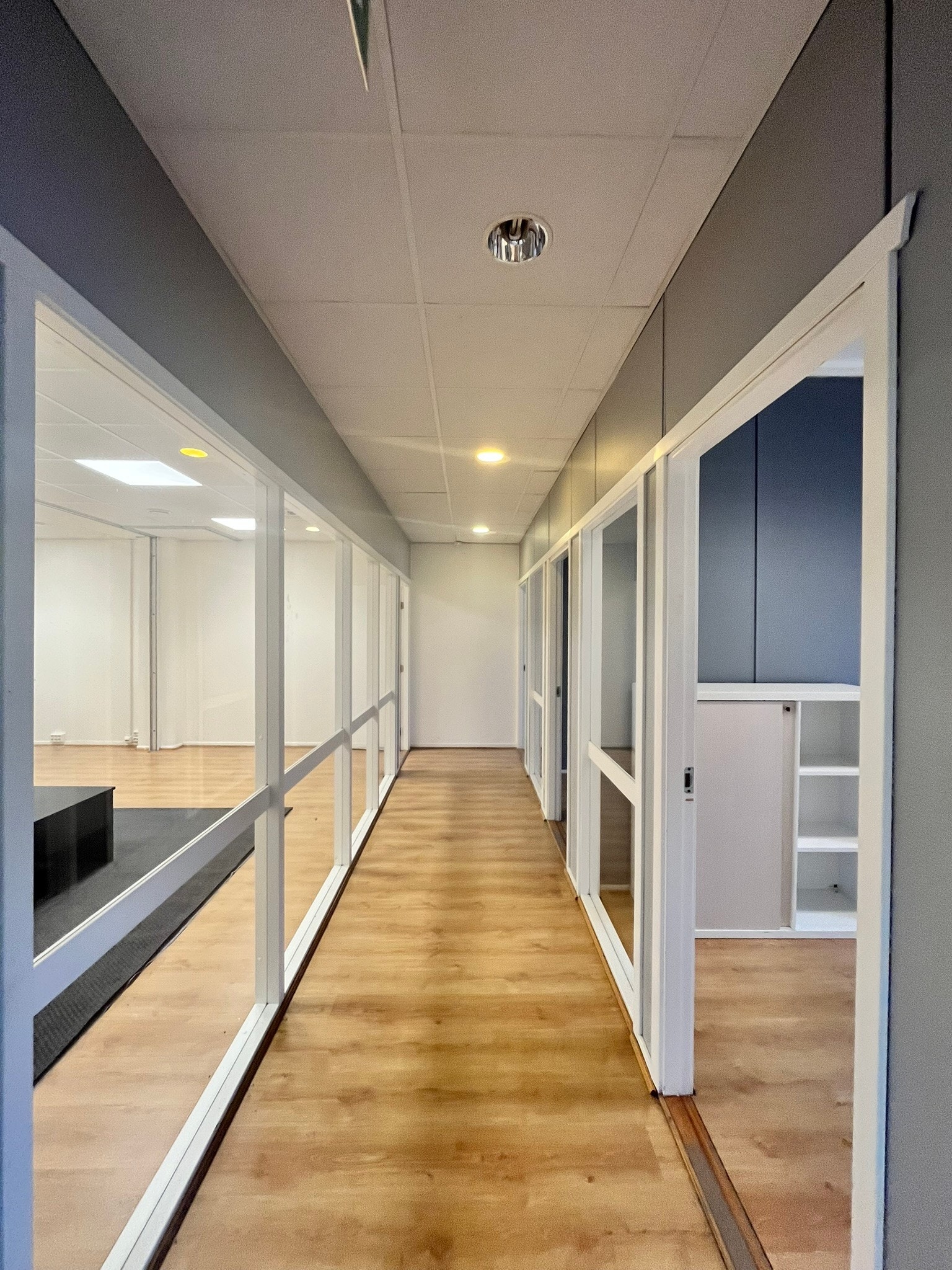 103 kvm med flere cellekontor og stort møterom i midten Galleribilde