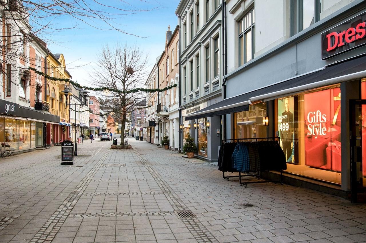 Beliggende vis a vis Dressman m.fl. Galleribilde