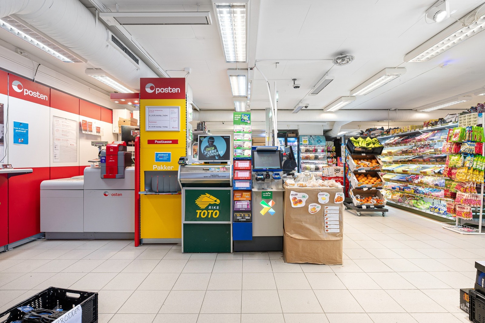 Hele 1. etasje består av næring og inneholder butikklokale og lager Galleribilde