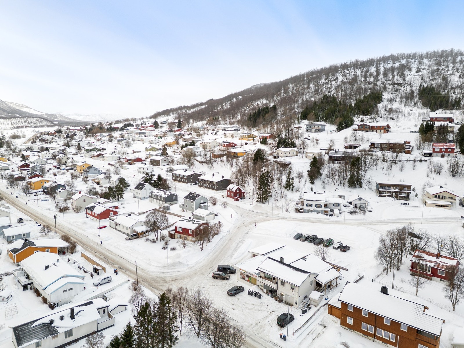 Sentral plassering i underkant av 3 km utenfor Harstad sentrum, i et område bestående av boligbebyggelse og enkelte forretninger som frisør, dagligvare, elektro mm Galleribilde