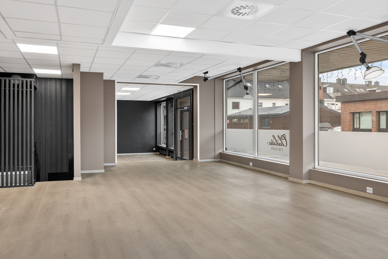 1.etasjen består av næringslokaler med tilhørende spiserom/kontor og et nytt toalettrom Galleribilde