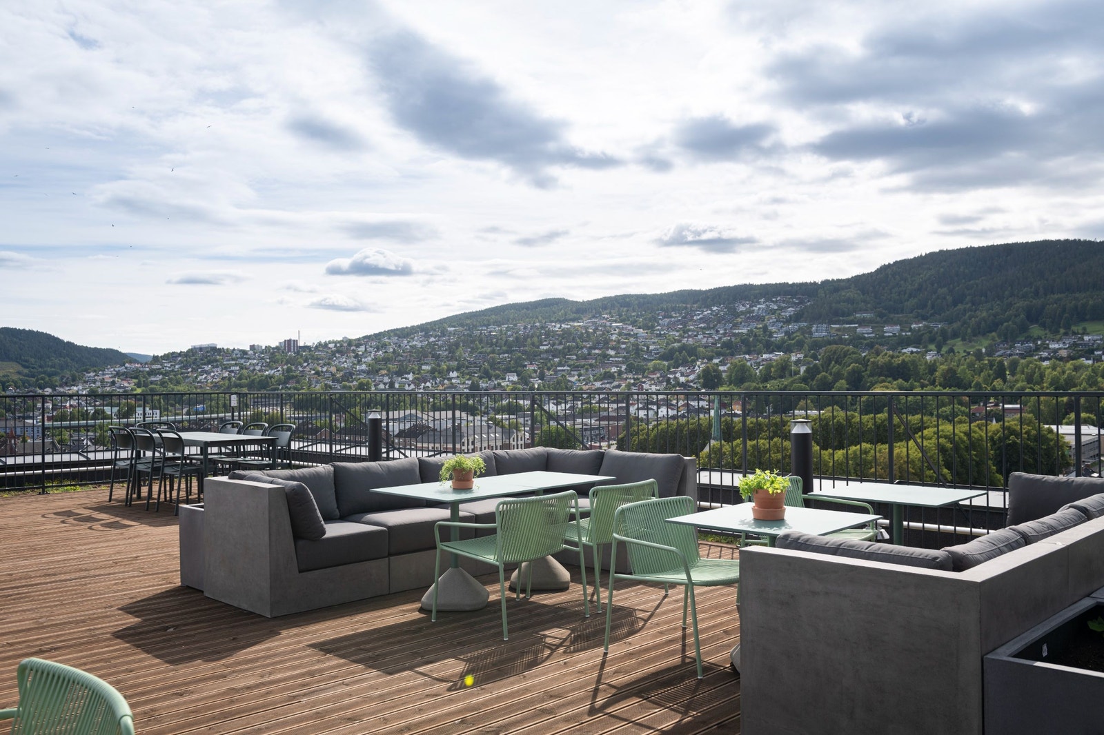 Felles takterrasse for alle byggets brukere med flott utsikt ut over byen Galleribilde