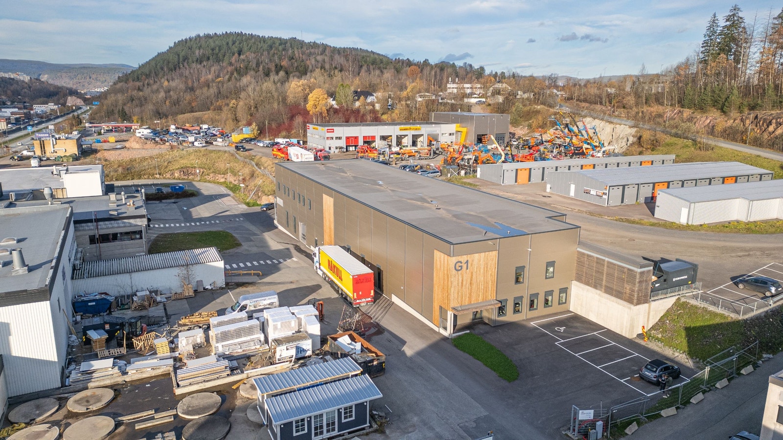 Inngangsparti kontorer/lager med parkering Galleribilde