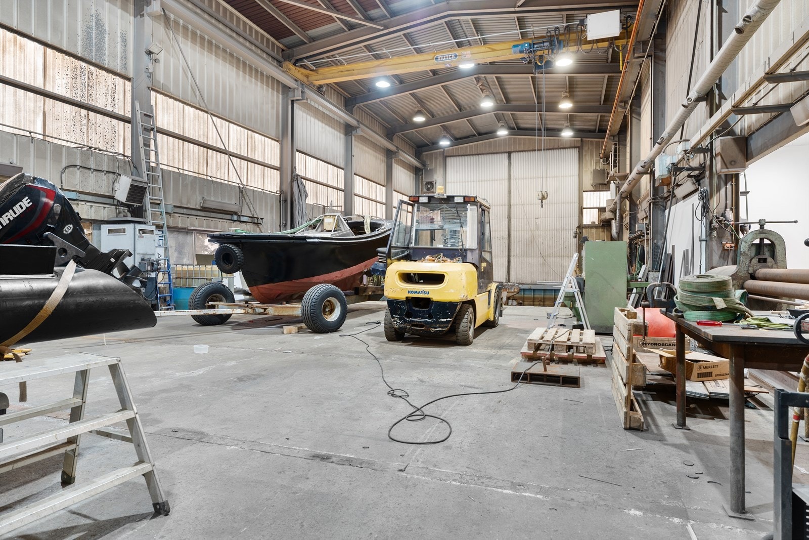Industrihall med båtslipp/dokk, traverskraner og god takhøyde Galleribilde