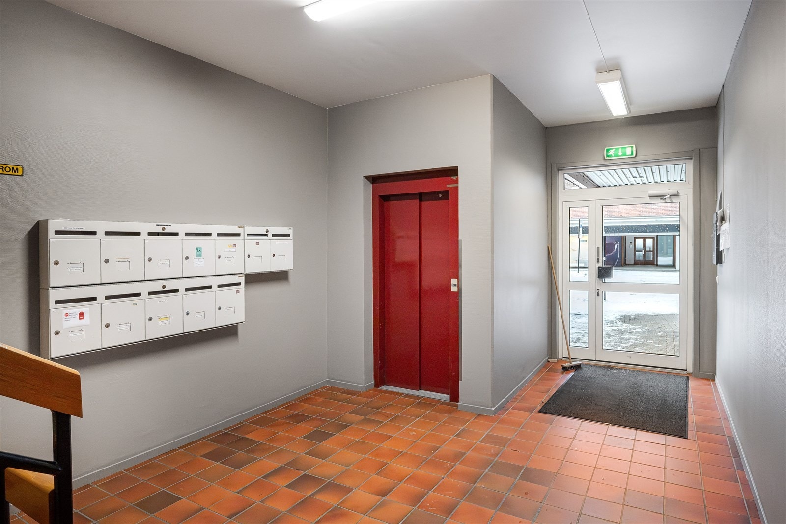 Kombinert forretnings- og leilighetsbygg med felles inngangsparti som også har heisadkomst og felles postkasser. Galleribilde