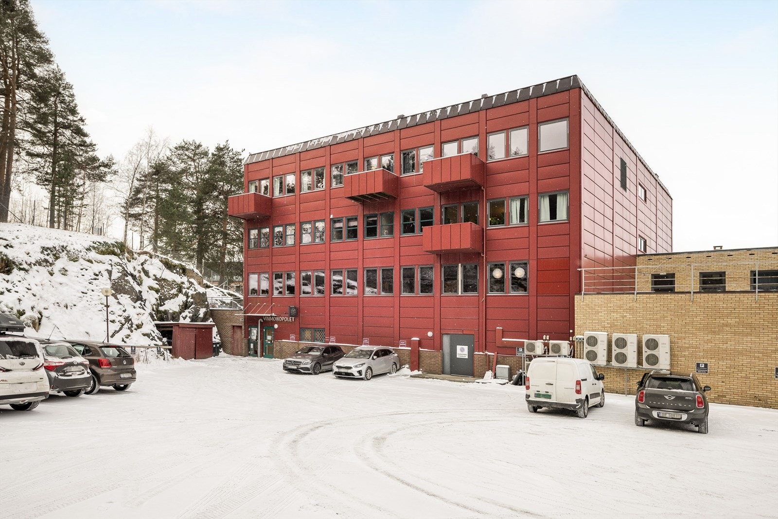Det medfølger en parkeringsplass i felles bakgård og det er inngang til lokalene fra både fremsiden og i bakgården. Galleribilde