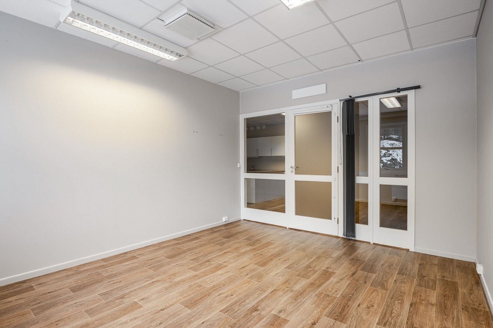 Lokalene er tilpasset kontor- og administrasjonsdrift, og må endres for å tilpasse annen bruk. Galleribilde