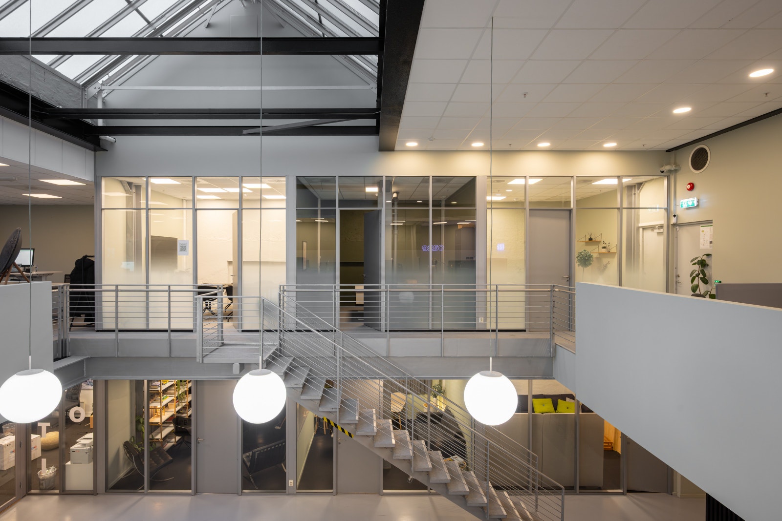 Spennende konstruksjon med både overlys og direkte dagslys fra fasade Galleribilde