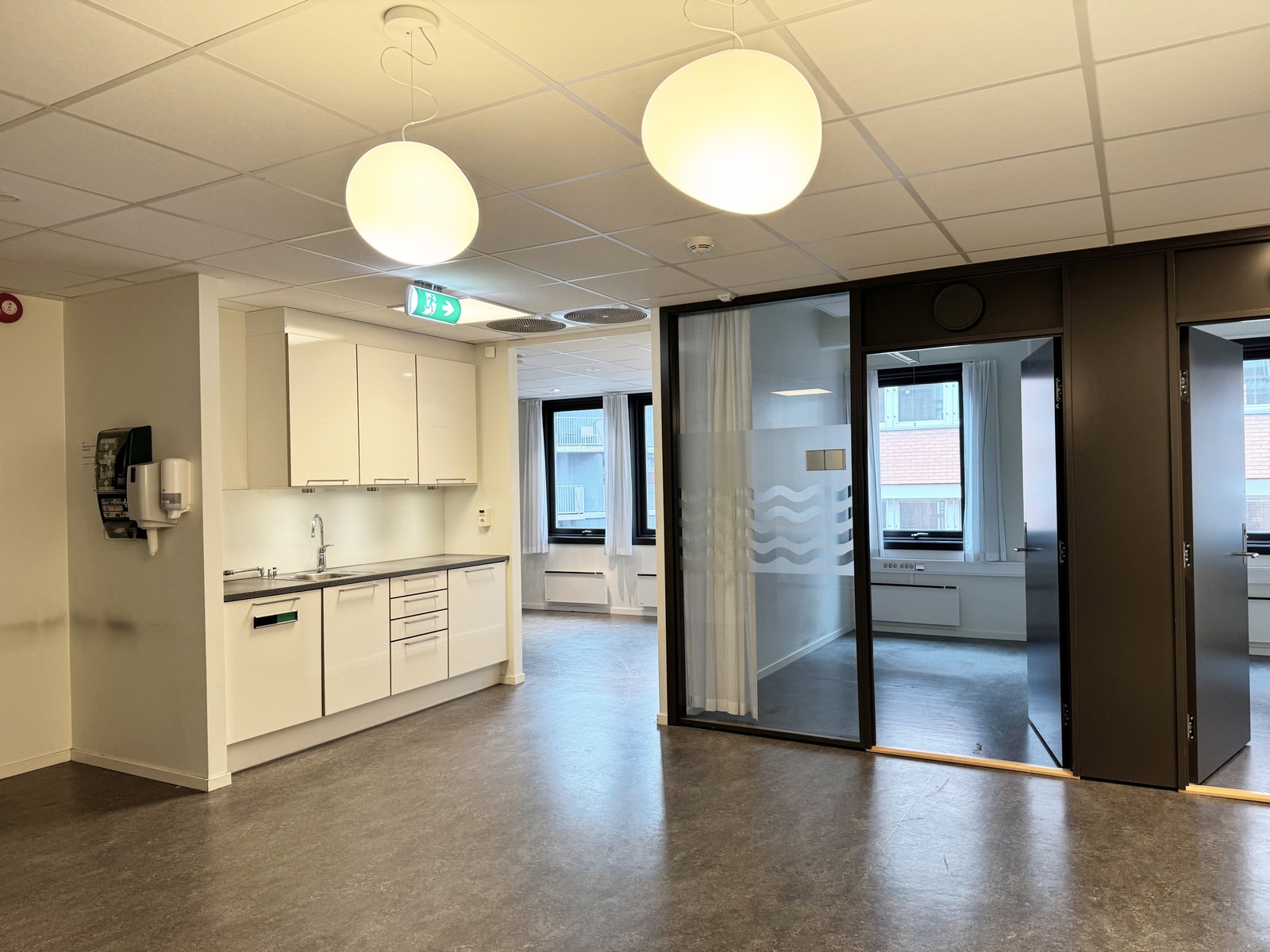tekjøkken med mulighet for sosial sone Galleribilde