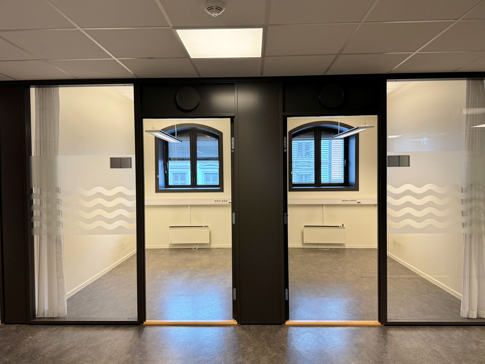Kontorene har fine glassfronter og mørkt linoleumsgulv. Galleribilde