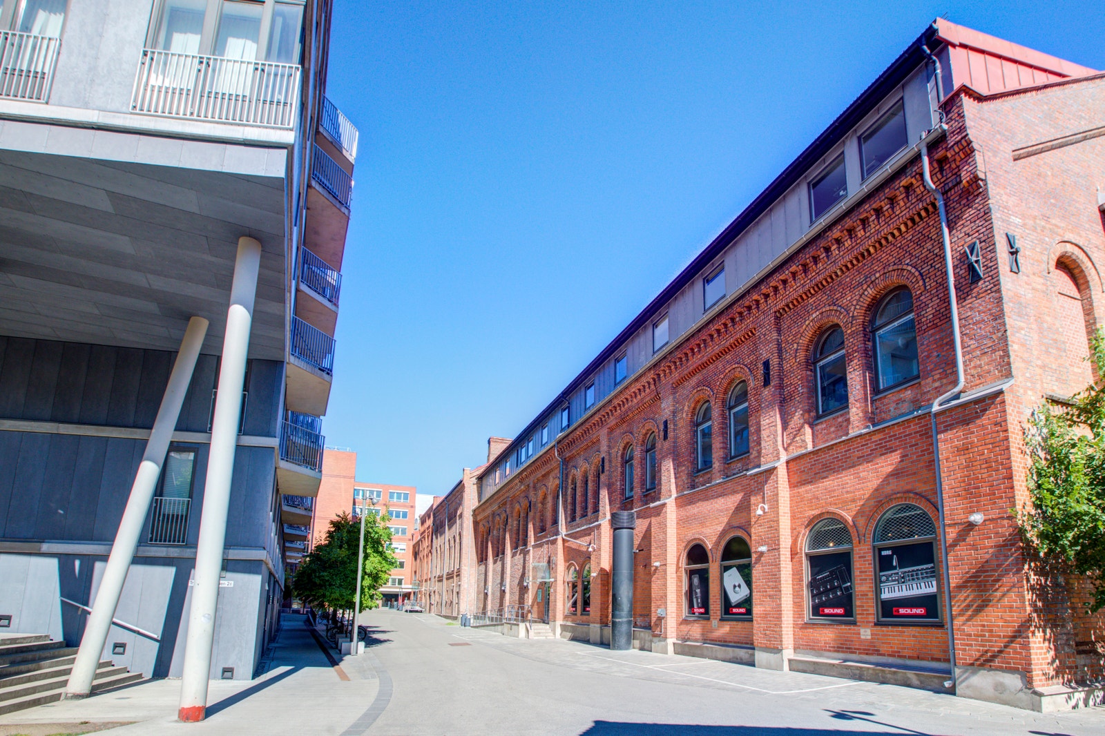 Schous kvartalet består av histooriske og moderne bygg. Bryggeridrift er det her fortsatt, men i mindre skala. Galleribilde