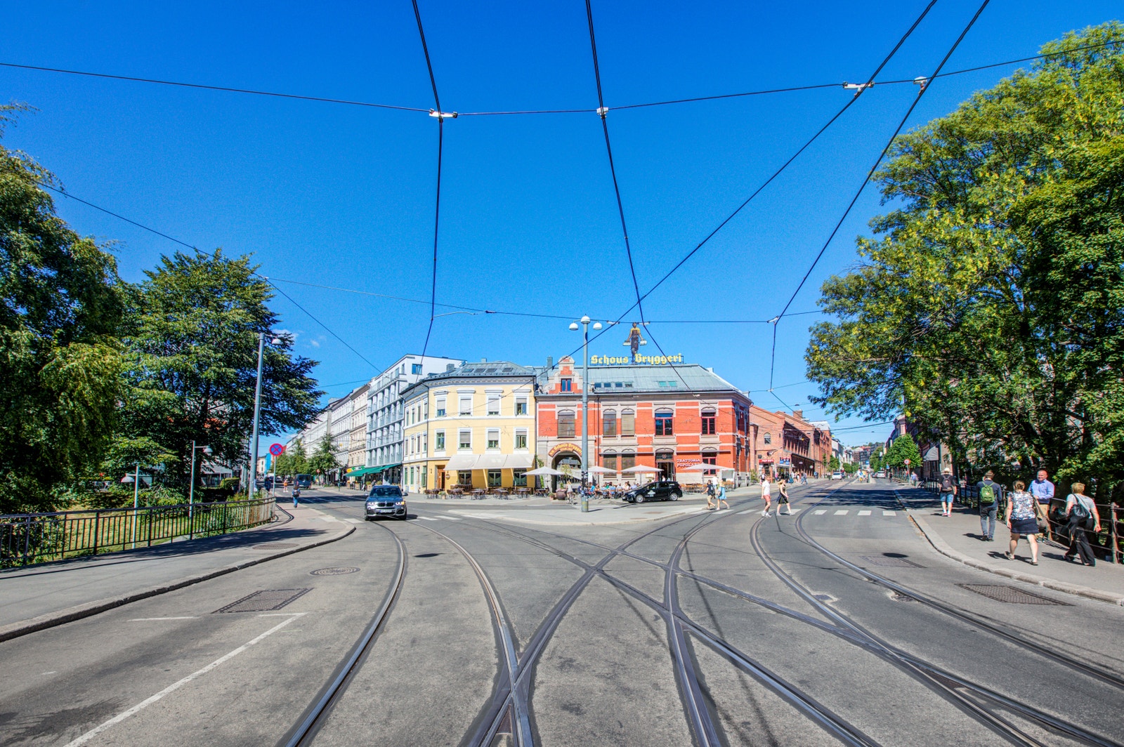 Trikken går rett forbi Galleribilde