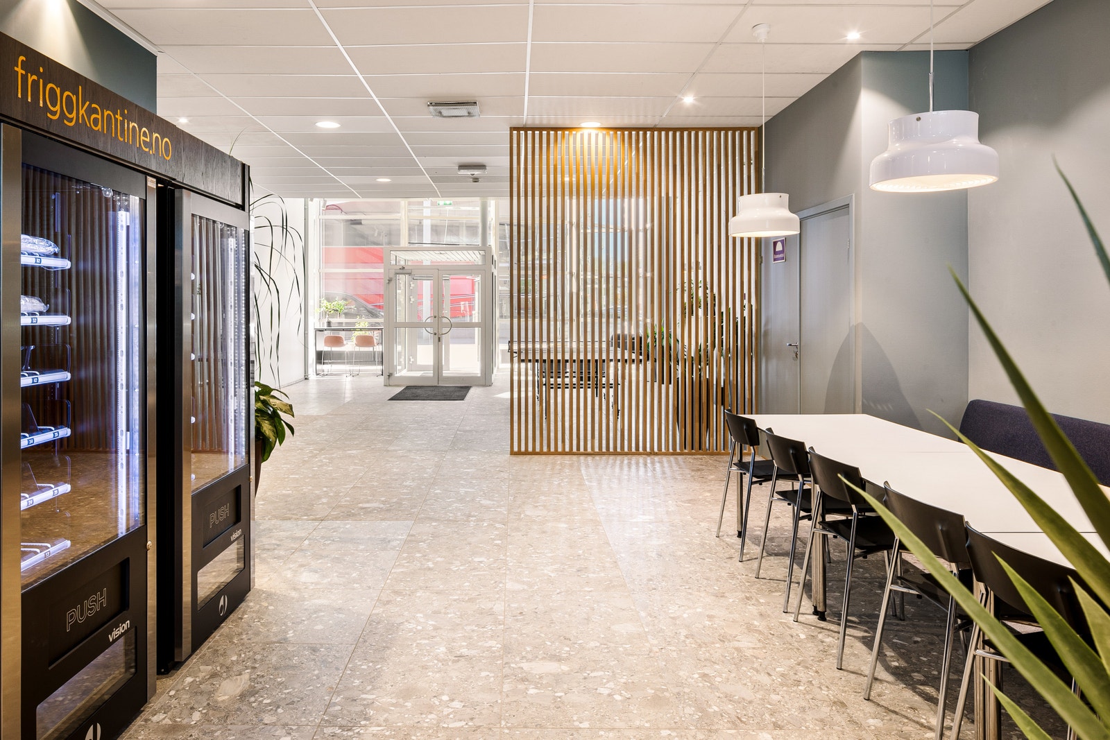 Inngagnsparti med helautomatisk kantine Galleribilde
