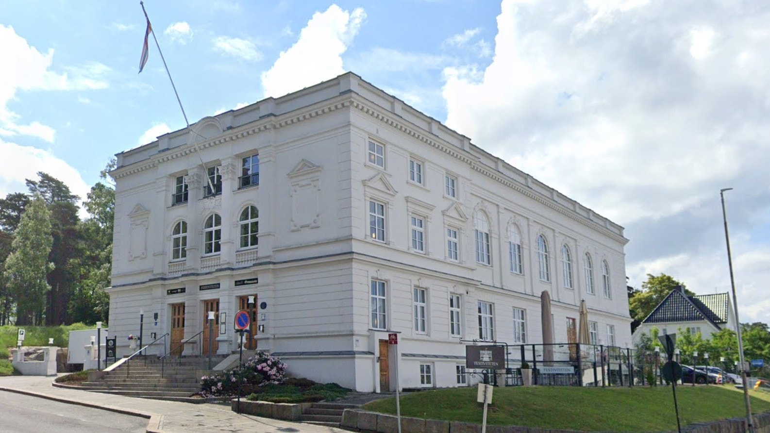 Festiviteten - fasade inngang Galleribilde