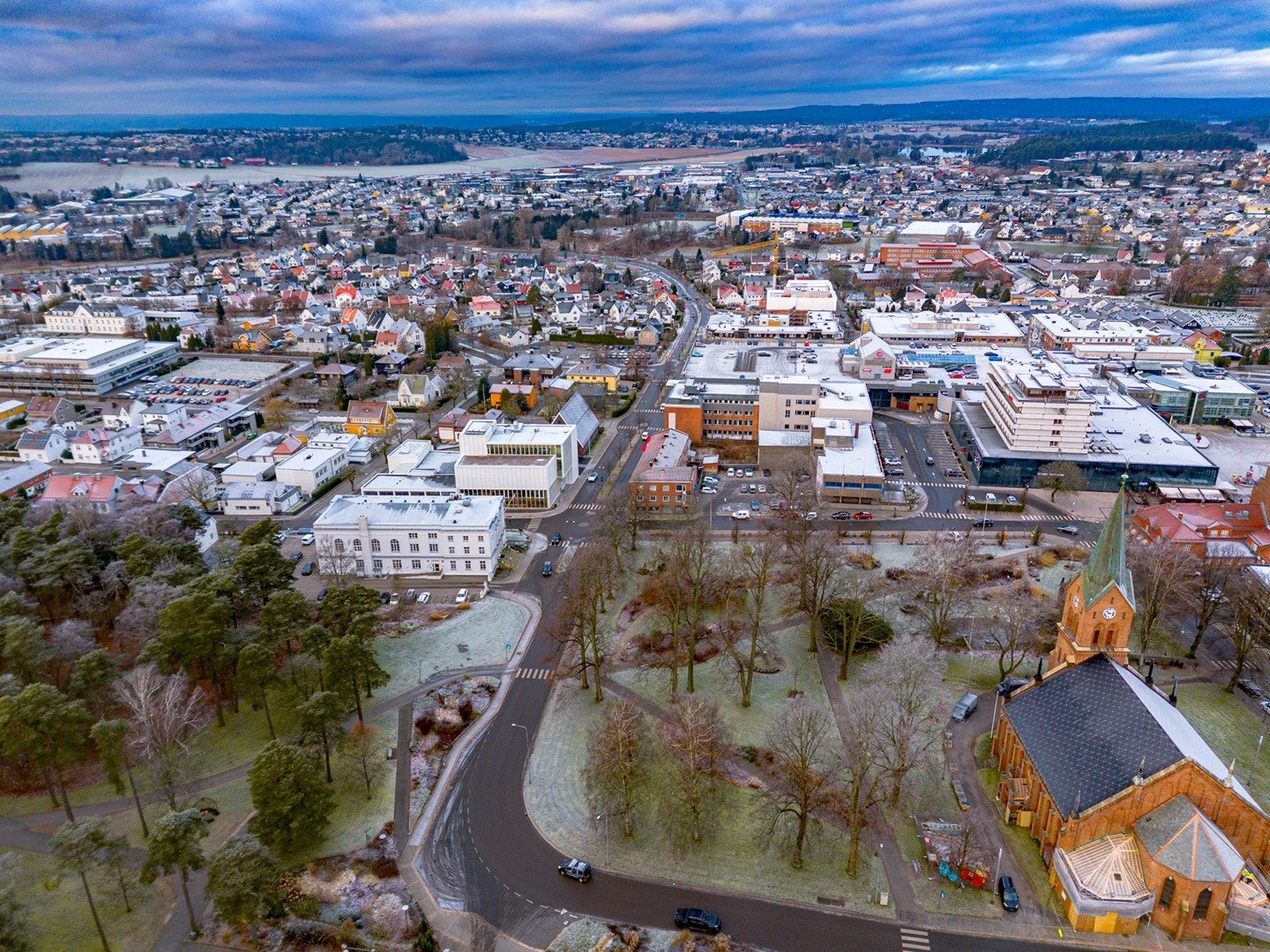 Festiviteten-Deler av byens torg helt til venstre i bildet, Storbyen kjøpesenter med hovedbusstasjon. Galleribilde