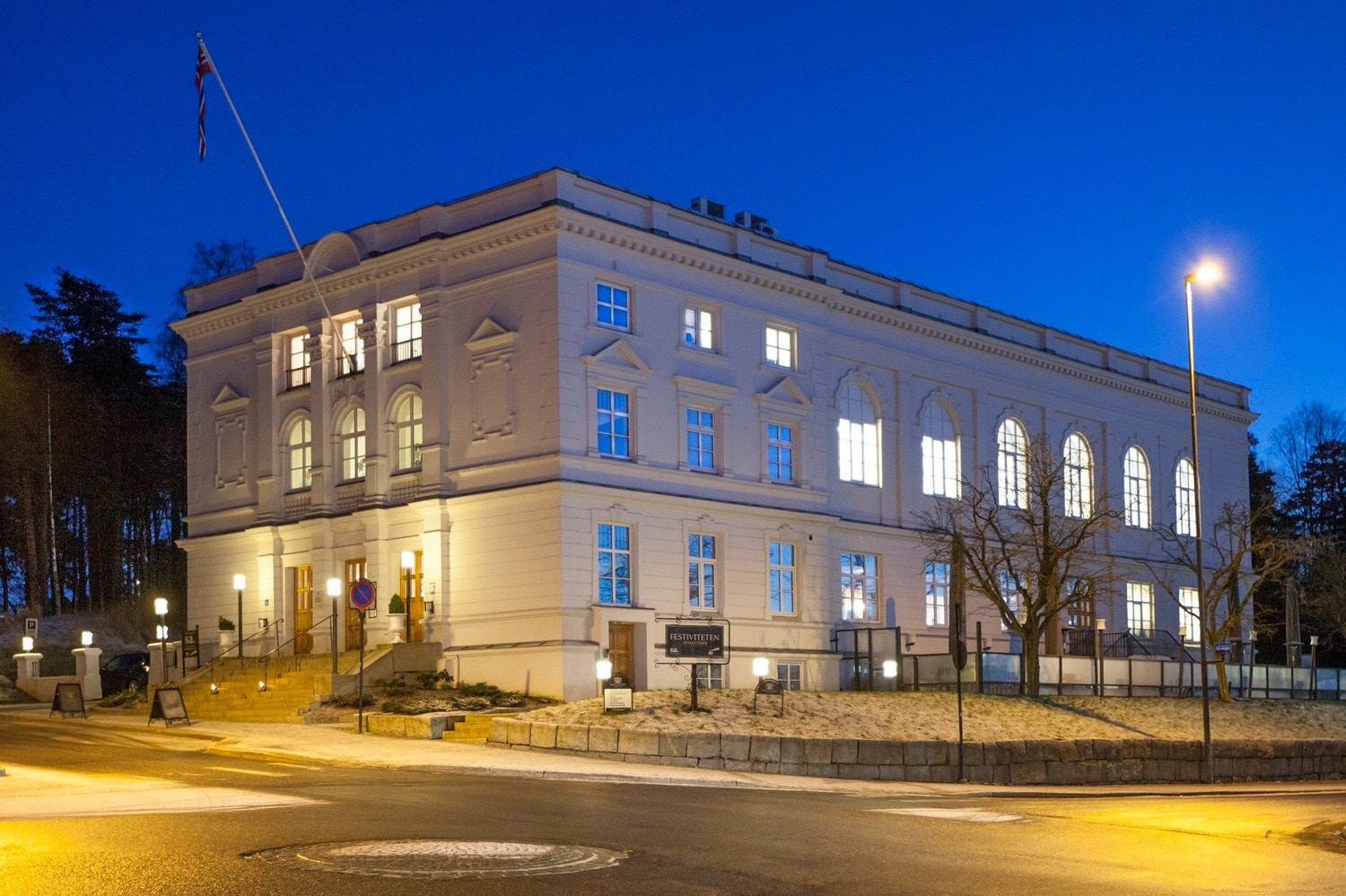 Festiviteten - fasade kveld Galleribilde