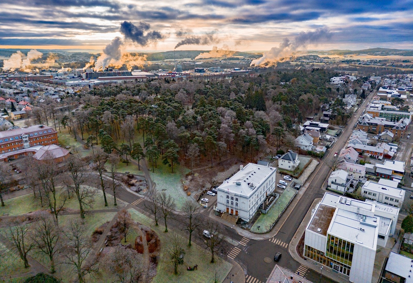 Festiviteten og rådhuset ved inngangen til Kulåsparken. Galleribilde