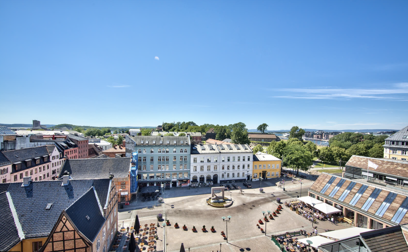 Kontorlokalet ligger i det lysegrønne bygget på plassen. Galleribilde