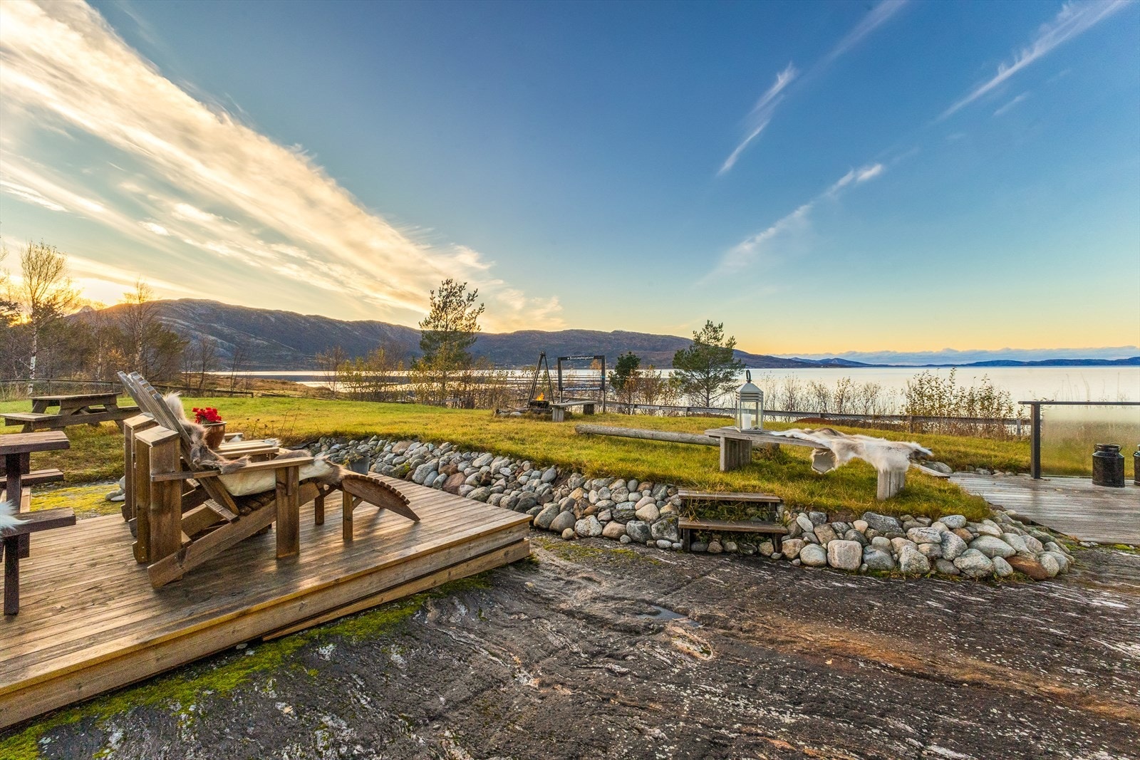 Fra eiendommen har man panoramautsikt mot Sørfjorden og de omkringliggende fjellene, noe som gir en helt spesiell atmosfære både for gjester og besøkende. Galleribilde