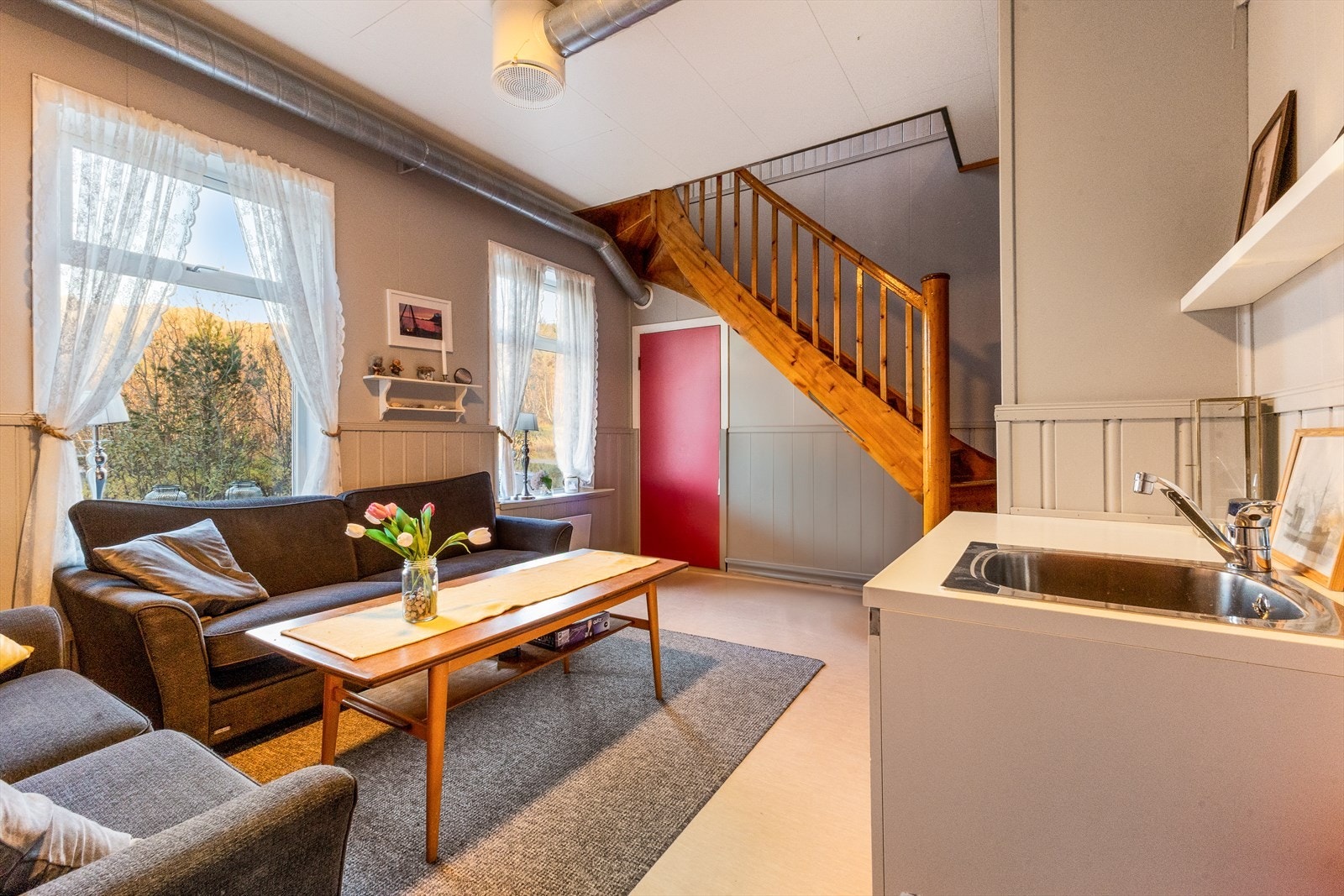 Stue/oppholdsrom med trapp til rom som er til overnatting. Denne avdelingen kan f.eks være lukket for en større reisegruppe. Galleribilde