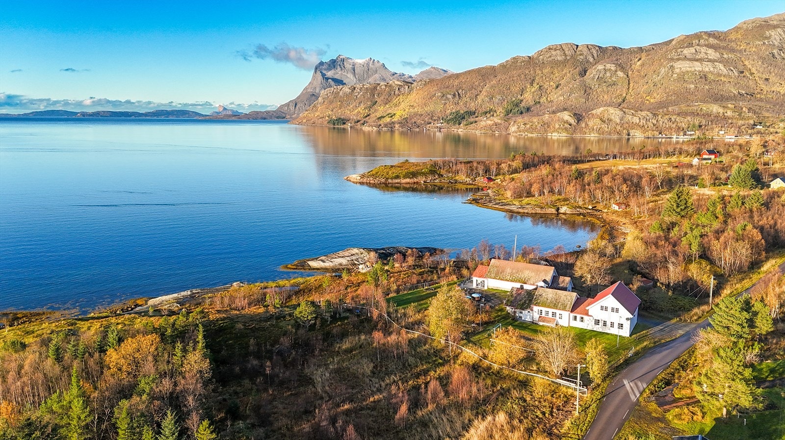 Eiendomsmegler Norge v/Eiendomsmegler MNEF Tomi Christian Johansen, presenterer her en næringseiendom regulert til overnatting og serveringsvirksomhet med unik beliggenhet og enormt potensiale! Galleribilde