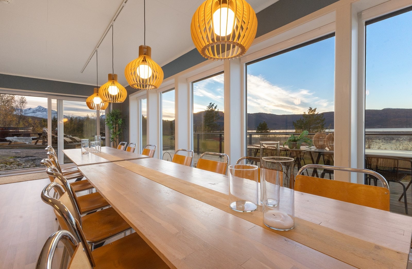 En terrasse med innfelte glassfelt er like utenfor spisesalen. En stor hev/skyvedør kan åpnes, slik at man har tilgang rett til uteområdene. Galleribilde