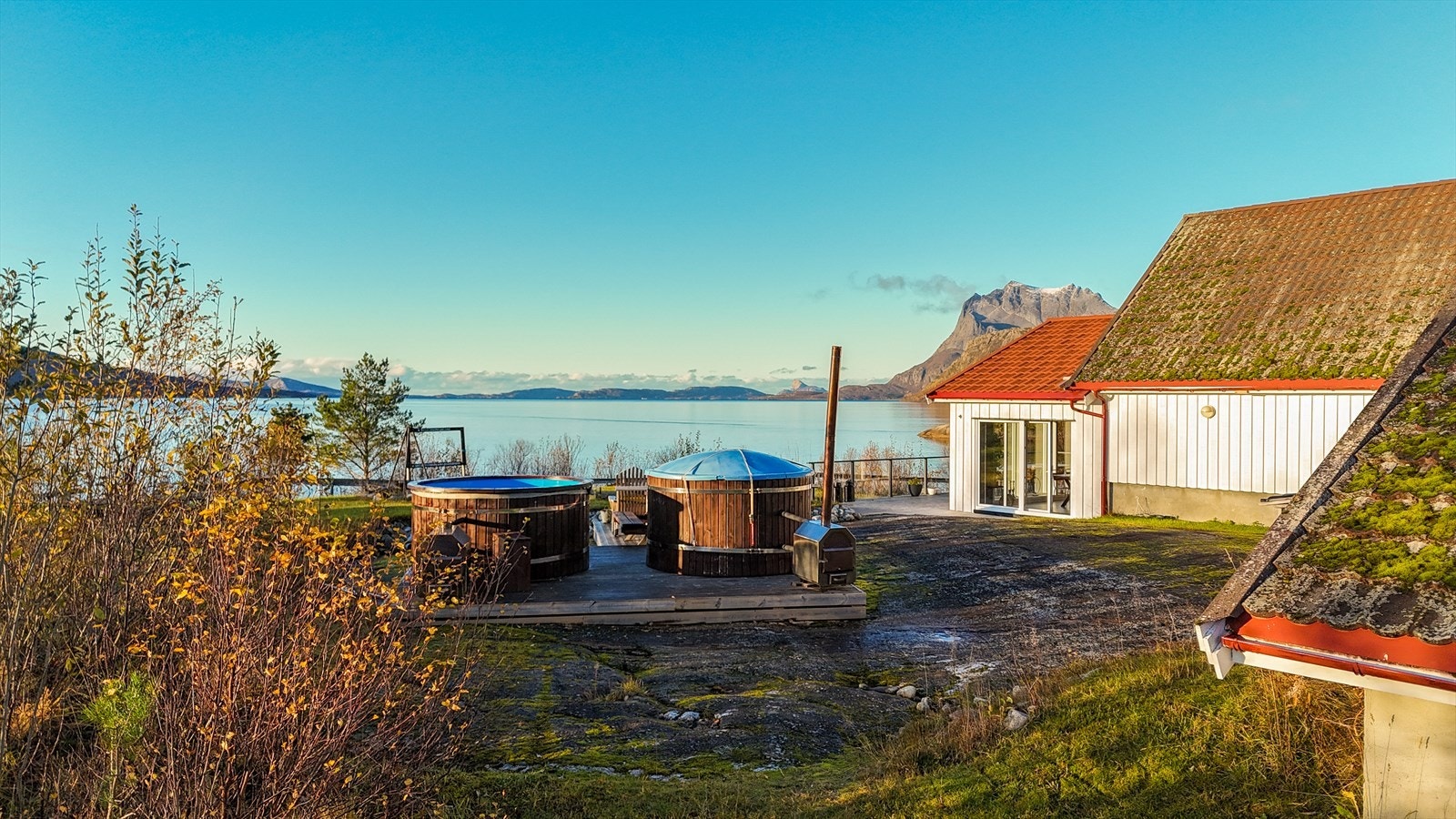 Eiendommen er opparbeidet med terrasser, badestamper, sittebenker og her er det rom for å gjøre mye, mye mer. Galleribilde