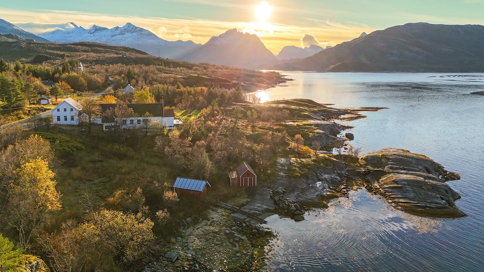 Solrike, nydelige og rolige omgivelser. Perfekt plass for de som ønsker å nyte det som nåtidens luksus: Ro og fred. Galleribilde