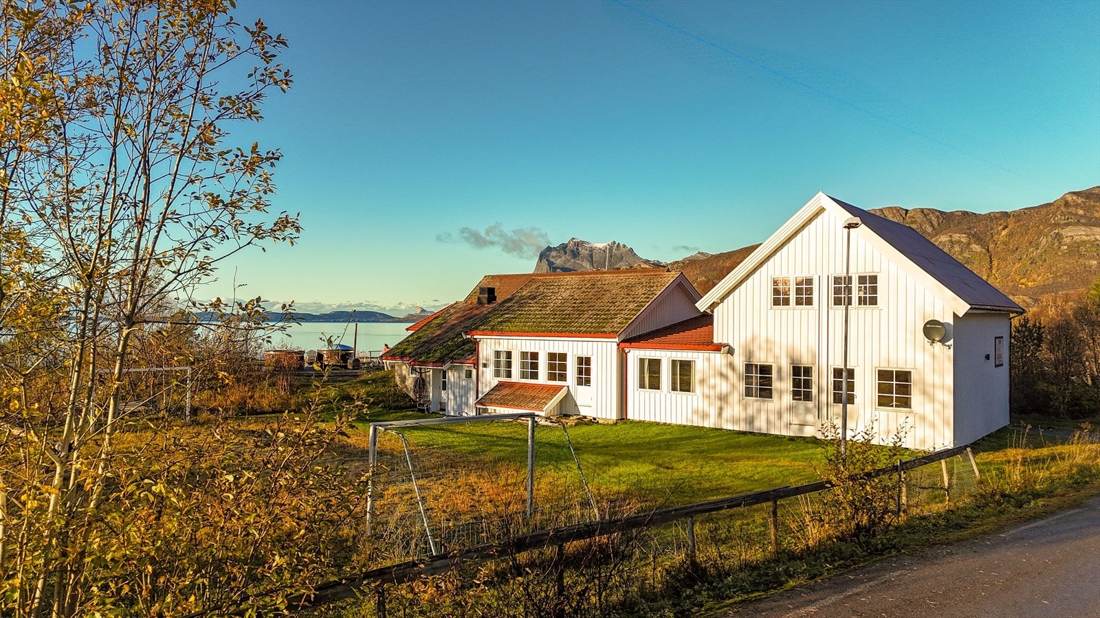 Området byr på gode muligheter for båtliv, fiske, fjellturer og opplevelser. Galleribilde