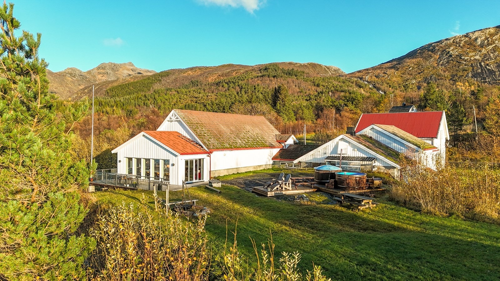 Mot eiendommen og omkringliggende fjell som har flere flotte turstier som fører i flere retninger opp fjellet. Galleribilde