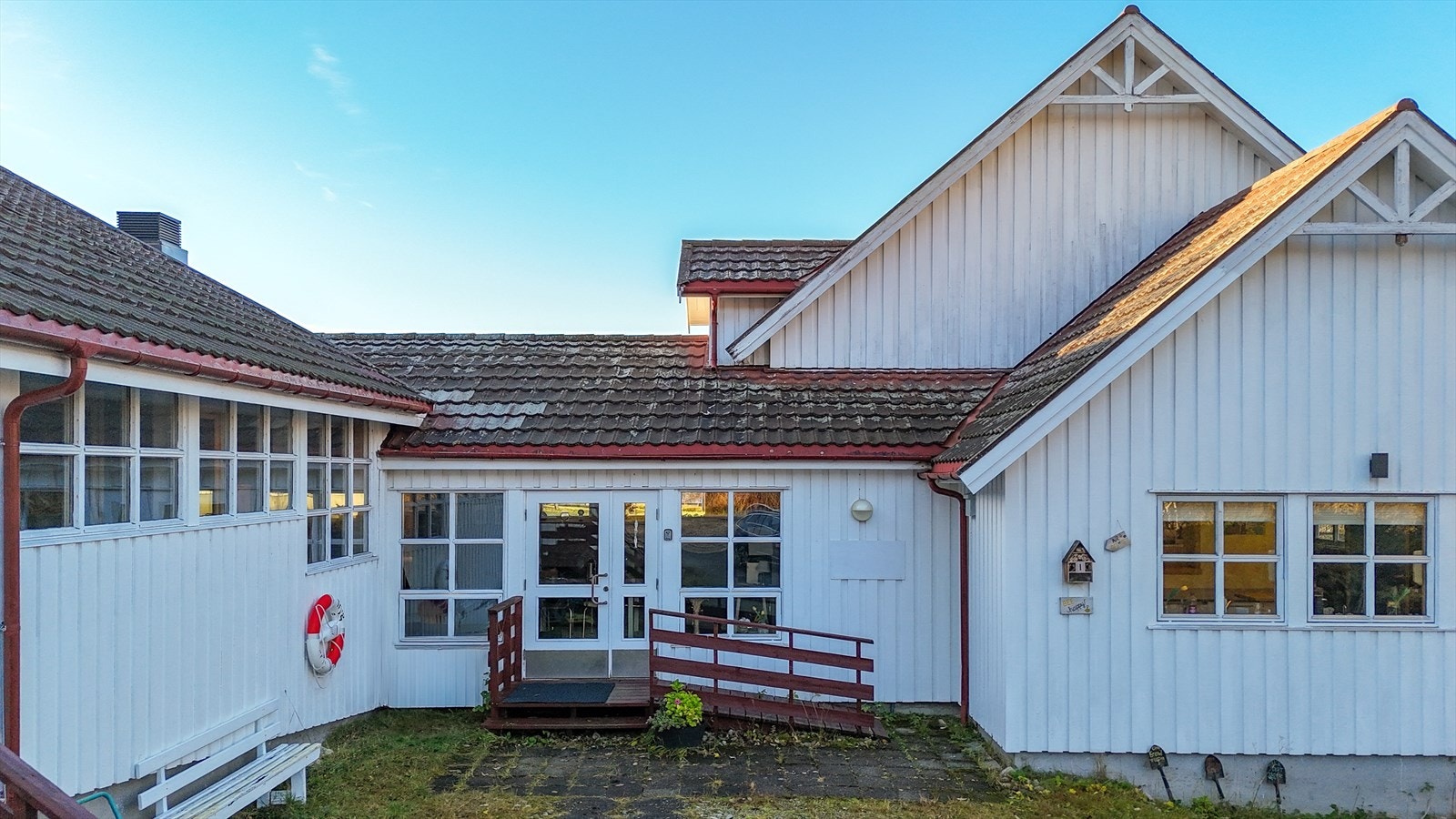 Videre så kan det nevnes: Tilbygg (i 1950) Tilbygd entre etc. på det opprinnelige skolebygget. Tilbygg (i 1997) Tilbygd gymsal/garderobe. Tilbygg (i 2022) Tilbygd spisesal og kjøkken. Galleribilde