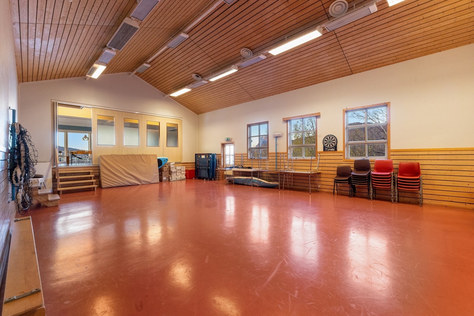 Gymsal som ligger mellom spisesalen og kjøkkenet. Det er fullt mulig å åpne dørene mellom spisesalen og gymsalen om ønskelig. Konserter, teambuilding er fullt mulig å gjennomføre her. Galleribilde