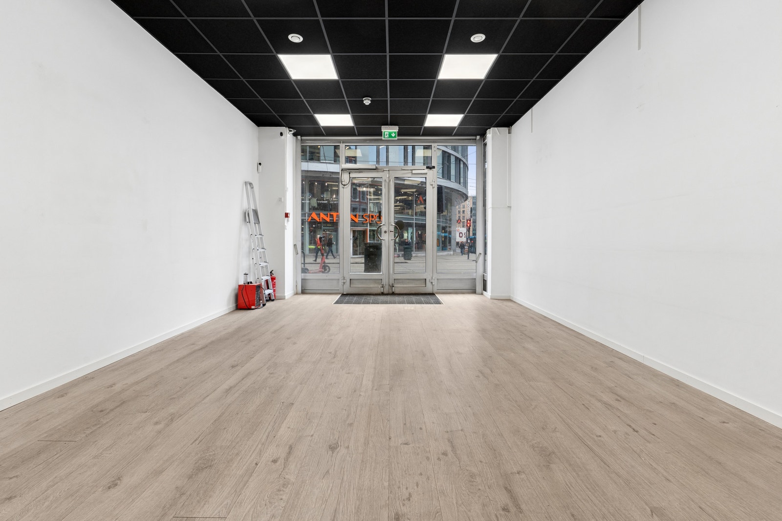 Inngangsparti mot gate med god synlighet og direkte adkomst fra Storgata Galleribilde