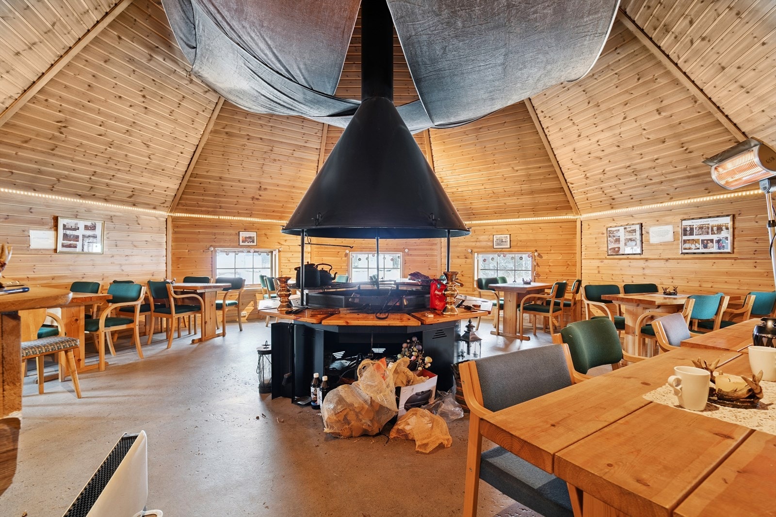 Inne i Grillhytten Galleribilde