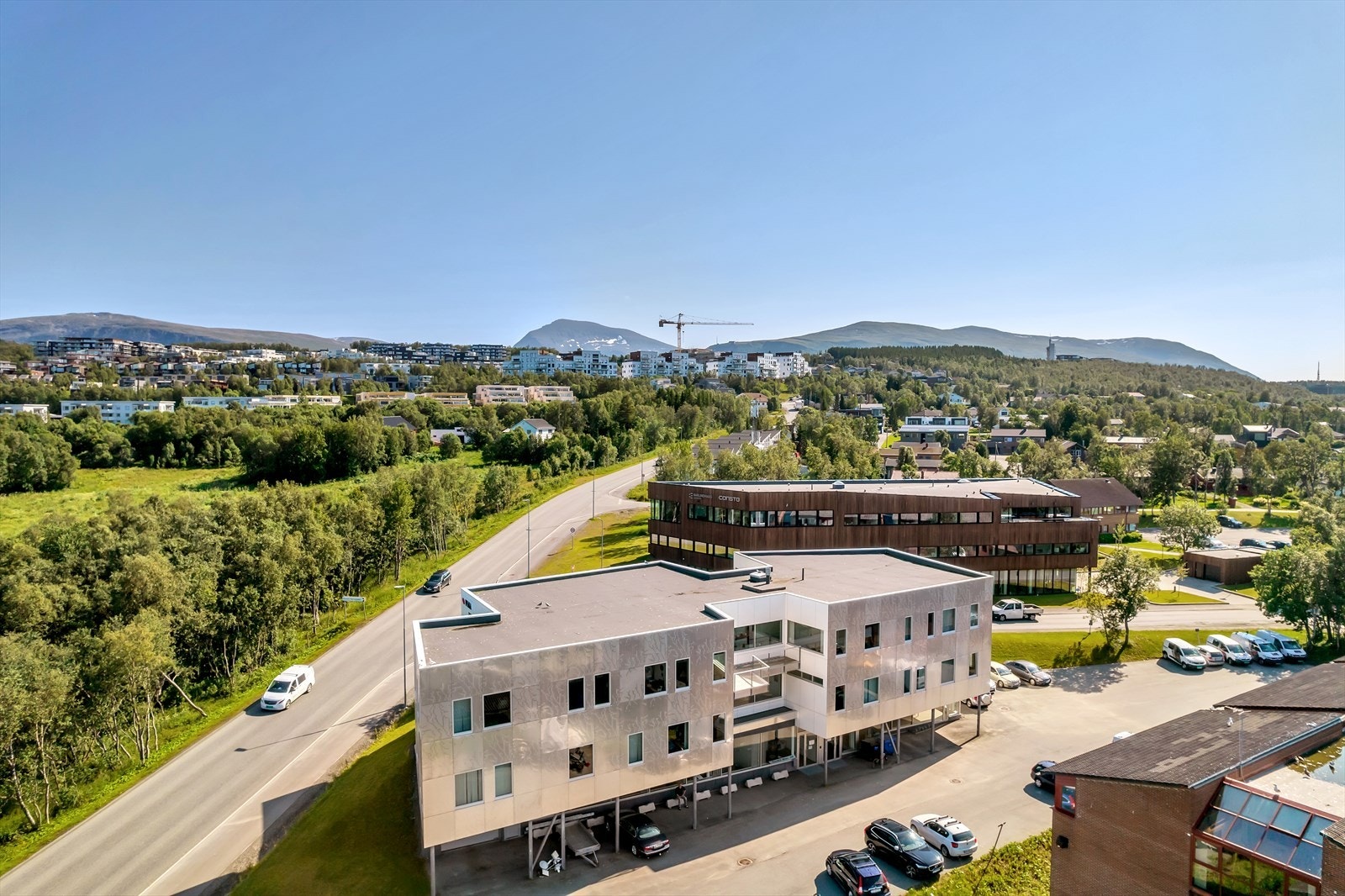 Bygget ligger i Norrønafeltet med enkel adkomst - de ledige lokalene ligger i 1. etasje og kan leies hver for seg eller samlet Galleribilde