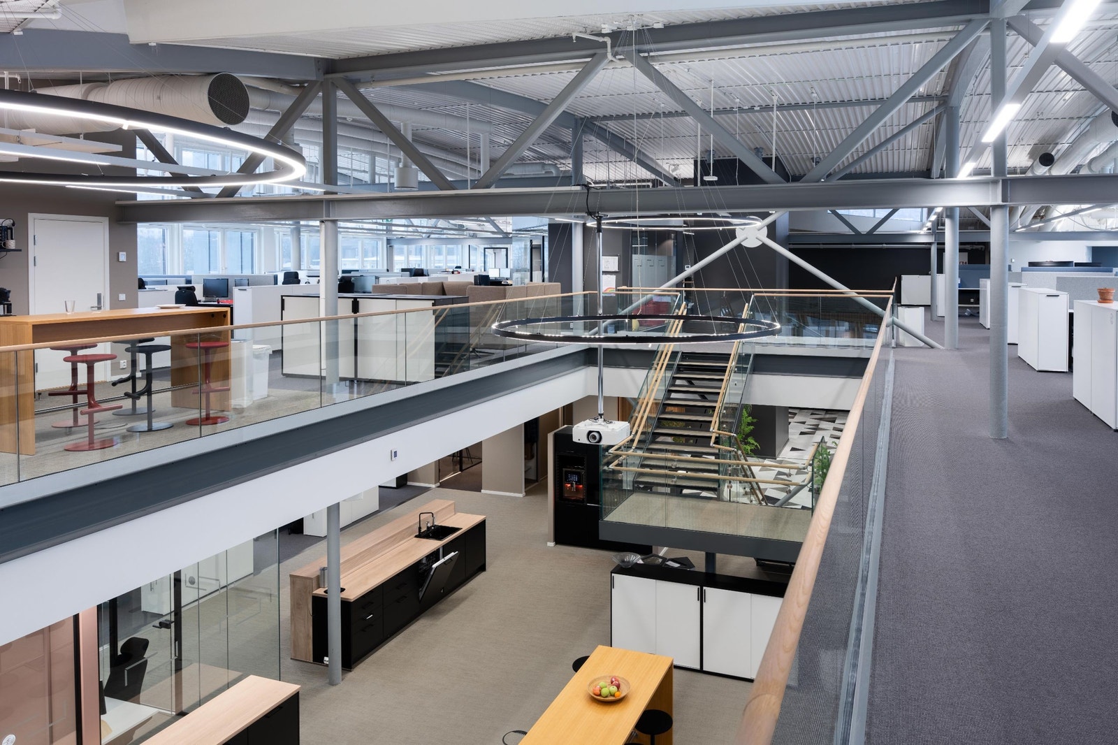Stort åpent atrie gir en helt egen internkommunikasjon Galleribilde