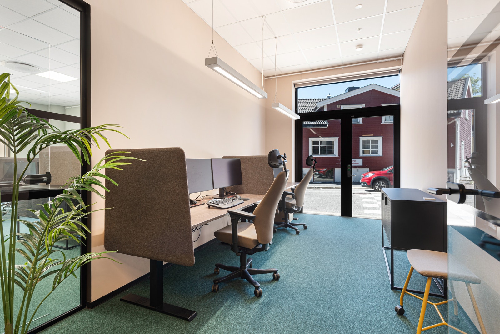 Åpent landskap med arbeidsplasser Galleribilde