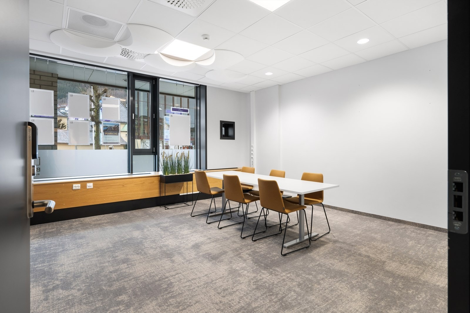 Ca. BTA 170 m² kontorlokaler på gateplan. Egner seg for 6-10 personer