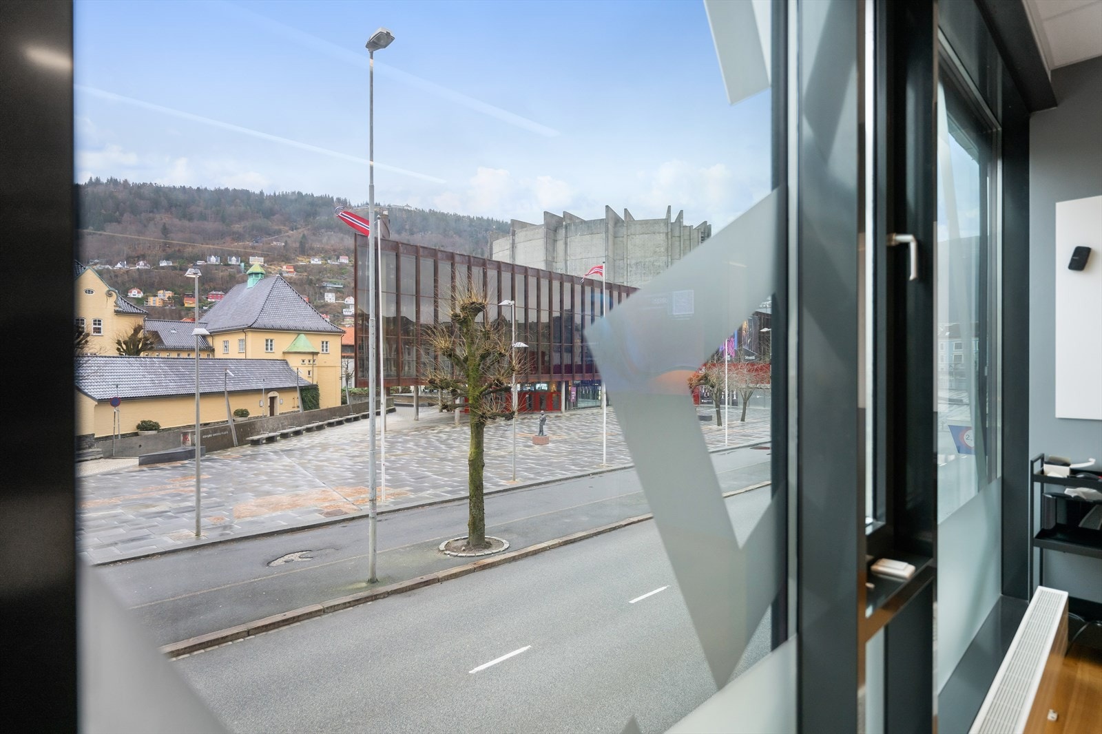 Lokalene ligger like over gaten fra Grieghallen. Her fra felles møterom i 2 etg.