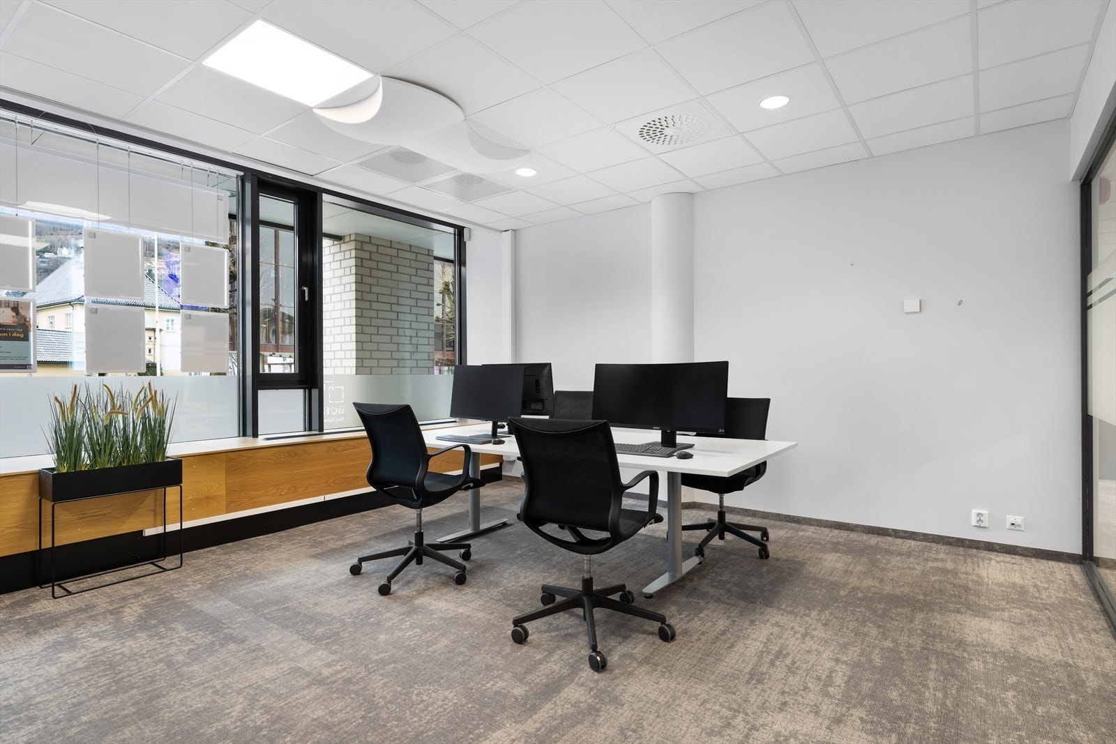 Ca. BTA 170 m² kontorlokaler på gateplan. Egner seg for 6-10 personer