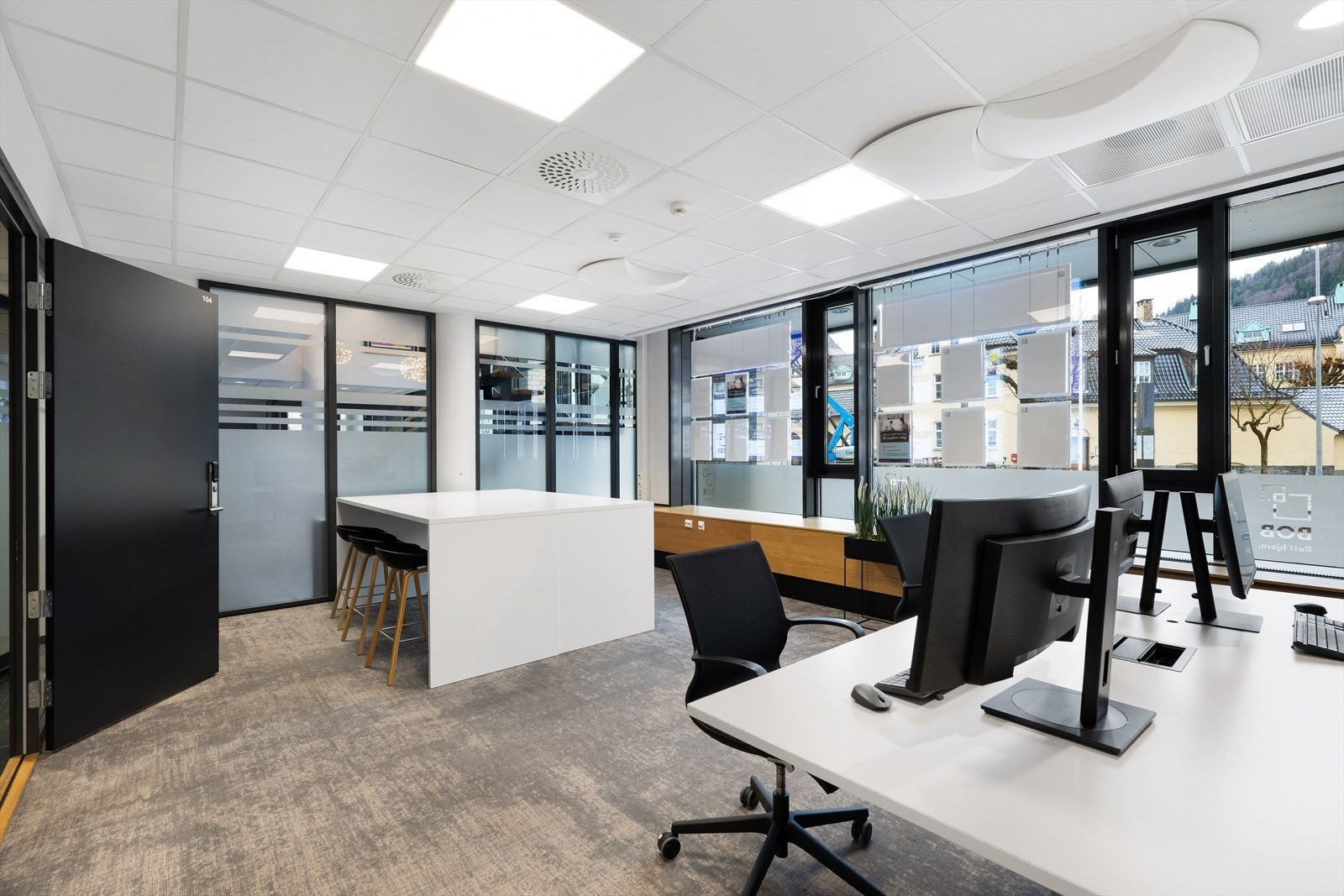 Ca. BTA 170 m² kontorlokaler på gateplan. Egner seg for 6-10 personer